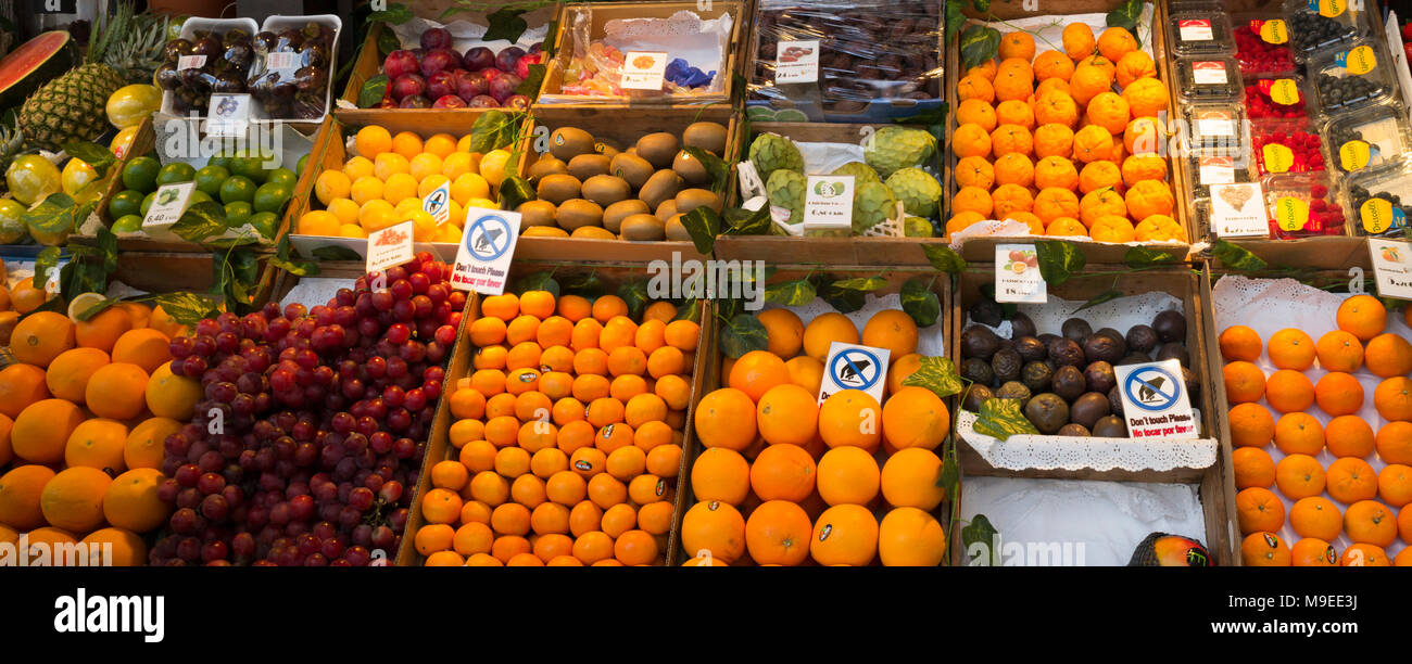 Selezione di frutta sul display sul mercato in stallo il Mercado de San Miguel, Madrid, con bilingue "si prega di non toccare " segni Foto Stock