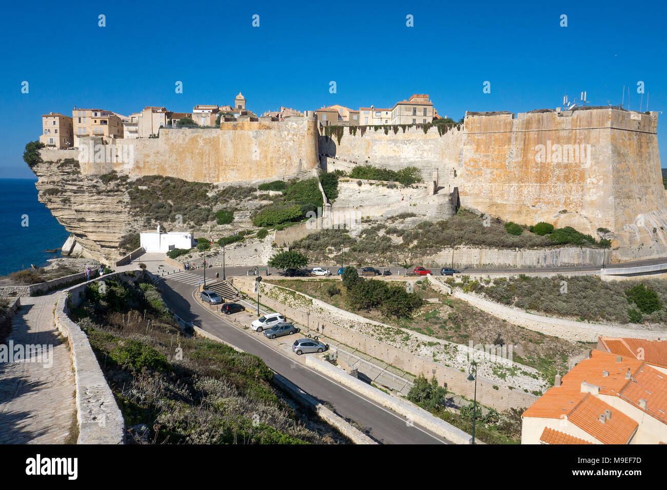 La cittadella e la città alta di Bonifacio, costruito su una scogliera chalkstone, Corsica, Francia, Mediterraneo, Europa Foto Stock