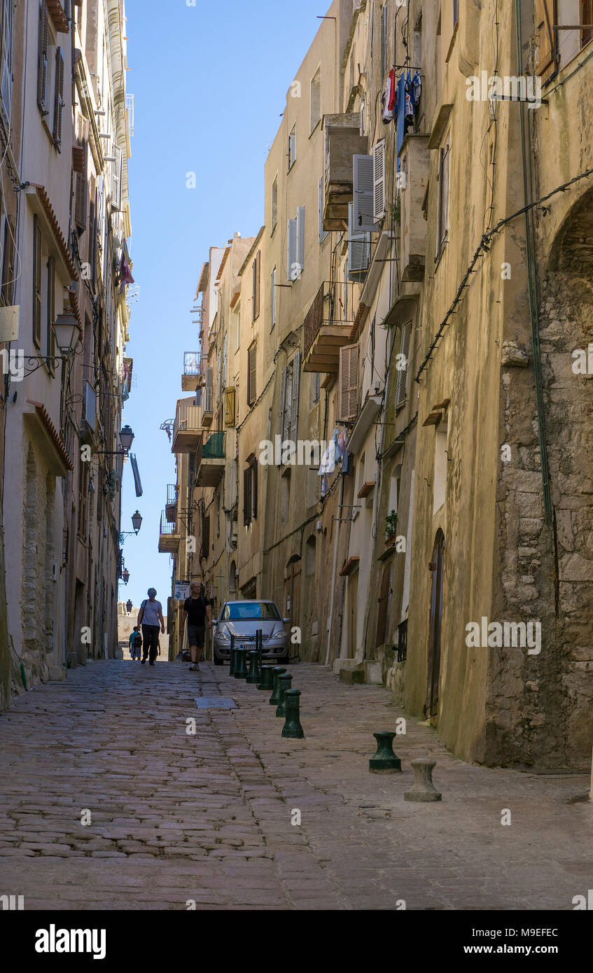 Medievale vicolo stretto a città alta e la città vecchia di Bonifacio, Corsica, Francia, Mediterraneo, Europa Foto Stock