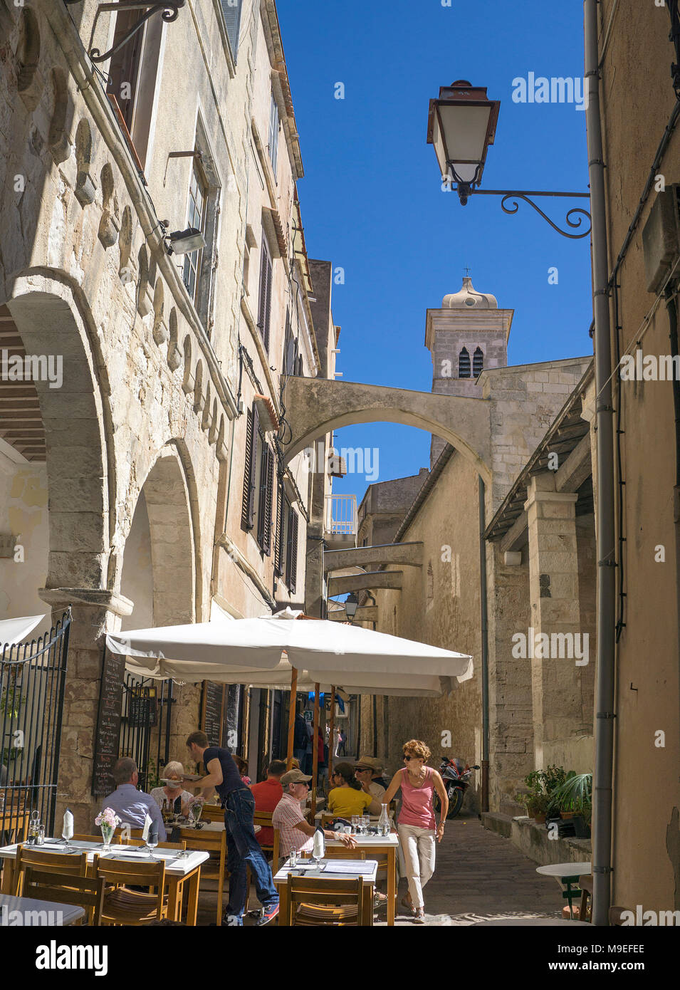 Ristorante idilliaco alla città vecchia, dietro la chiesa Eglise Sainte Marie maggiore, Bonifacio, Corsica, Francia, Mediterraneo, Europa Foto Stock