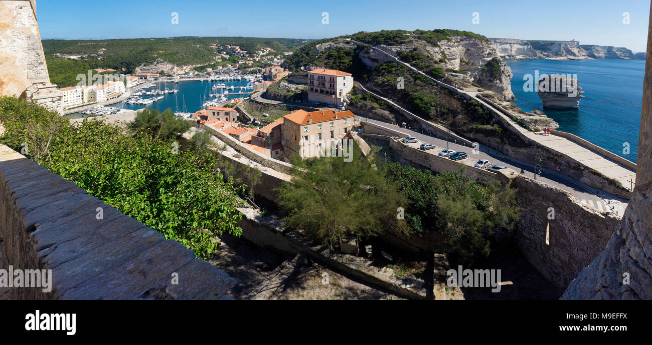 Vista dalla cittadella sul porto e sulla costa, Bonifacio, Corsica, Francia, Mediterraneo, Europa Foto Stock
