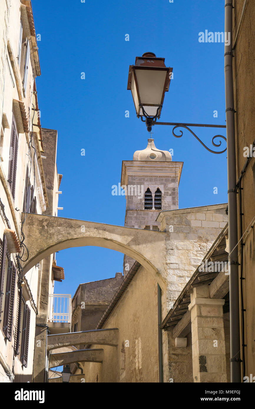 Viale medievale e la chiesa Eglise Sainte Marie maggiore alla città vecchia di Bonifacio, Corsica, Francia, Mediterraneo, Europa Foto Stock