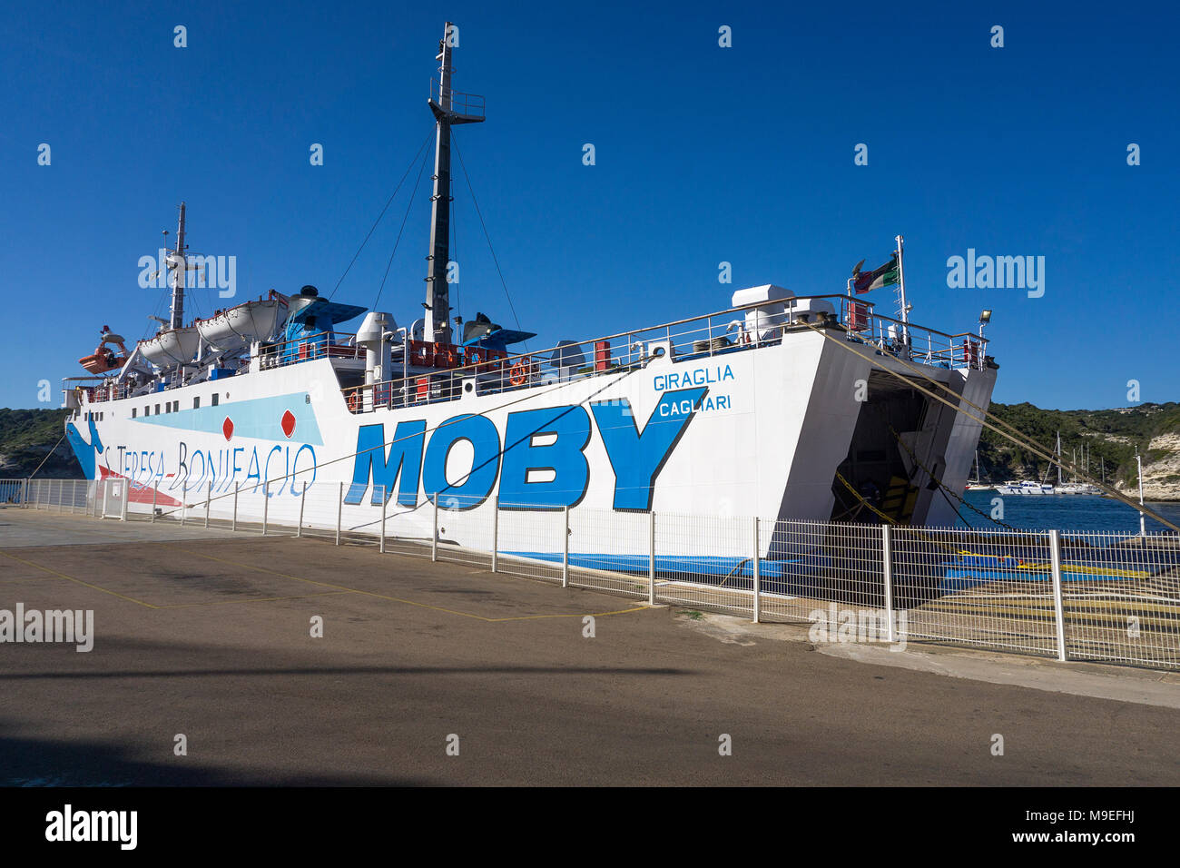 Traghetto a prodotti della pesca e dal porto turistico di Bonifacio, Corsica, Francia, Mediterraneo, Europa Foto Stock