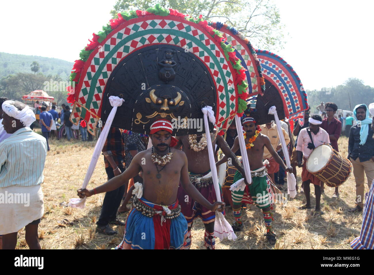 Processione di puthan e thira,o signore siva e la dea kaali,in connessione con vazhalikavu vela,un tempio dedicato a bhagavathi,vicino a thrissur,keral Foto Stock