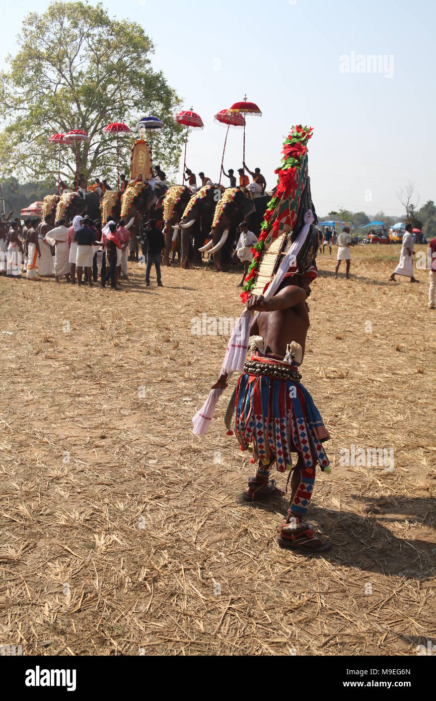 Festival tempio in kerala,con processione di kuthiravela o motivo cavalli Foto Stock