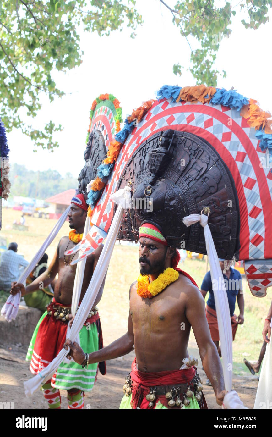 Festival tempio in kerala,con processione di kuthiravela o motivo cavalli Foto Stock