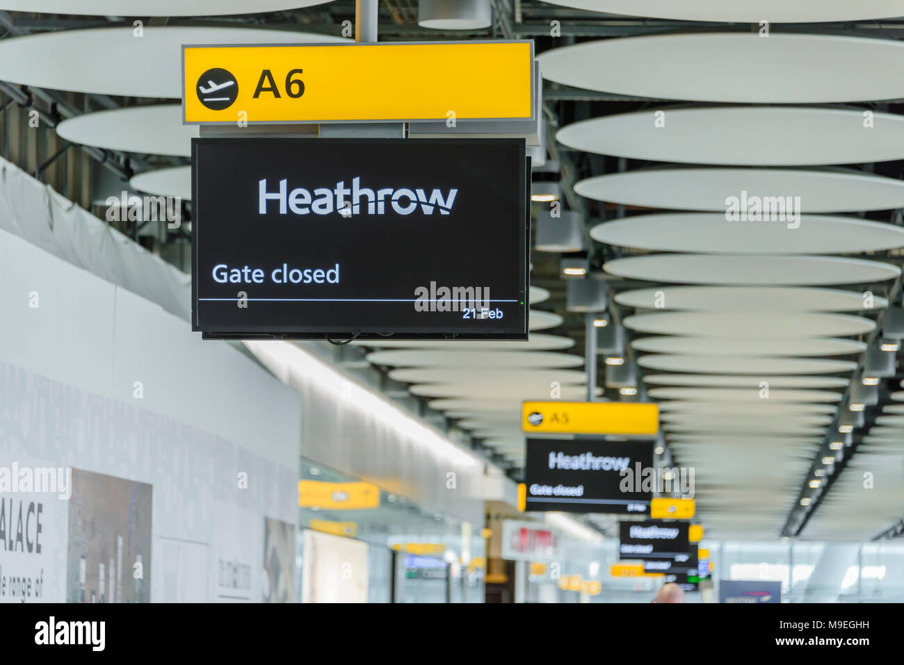 Cancello chiuso i segni dell'aeroporto di Heathrow di Londra, Inghilterra, Regno Unito. Foto Stock