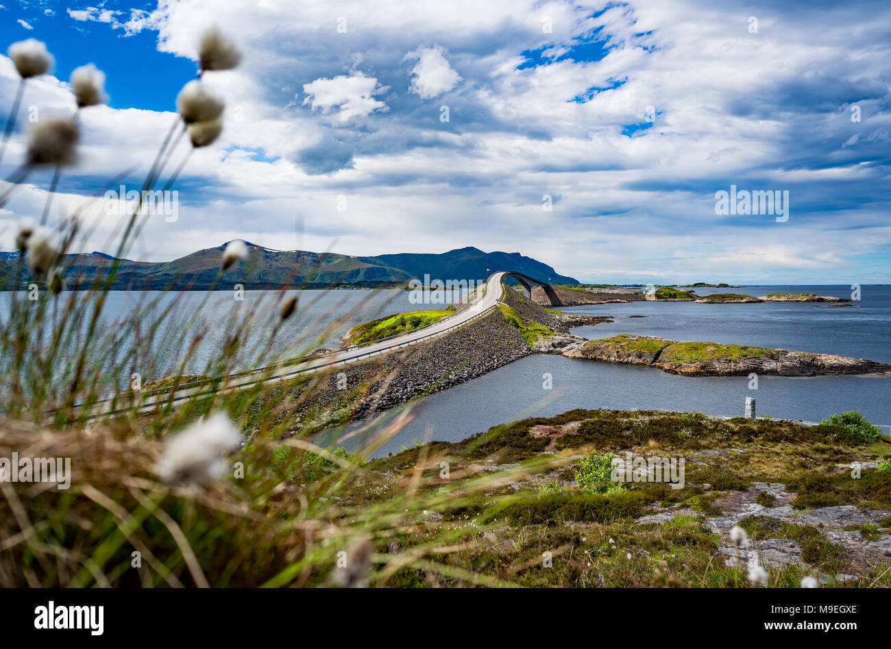 Norvegia Oceano Atlantico su strada o la strada atlantica (Atlanterhavsveien) stato insignito del titolo di "costruzione norvegese del secolo'. La strada classi Foto Stock