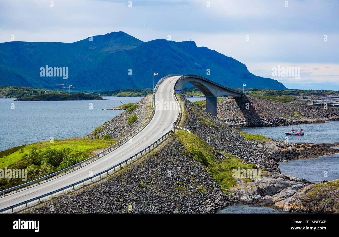 Norvegia Oceano Atlantico su strada o la strada atlantica (Atlanterhavsveien) stato insignito del titolo di "costruzione norvegese del secolo'. La strada classi Foto Stock