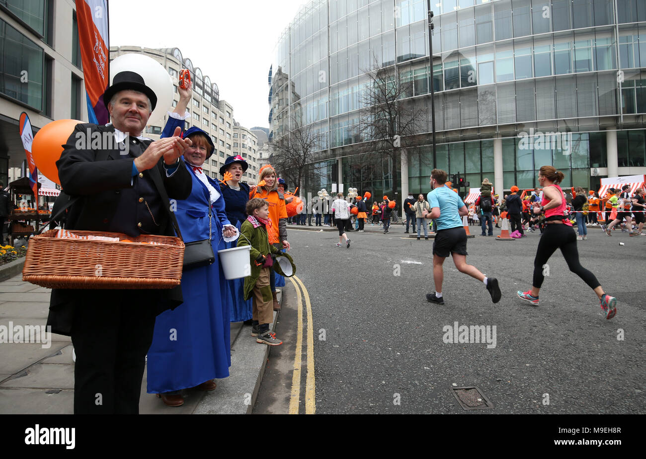 Il morbo di Alzheimer Research UK foundation allietare su guide di scorrimento durante il 2018 Londra - Mezza Maratona. Foto Stock