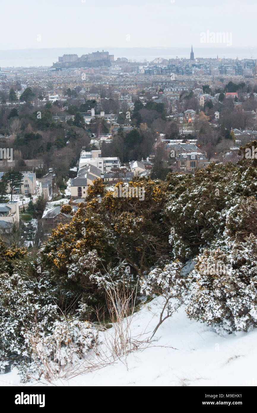 Una vista dall'alto sopra di Edimburgo in mezza luce con il Castello di Edimburgo e King Arthur' Seat in background Foto Stock