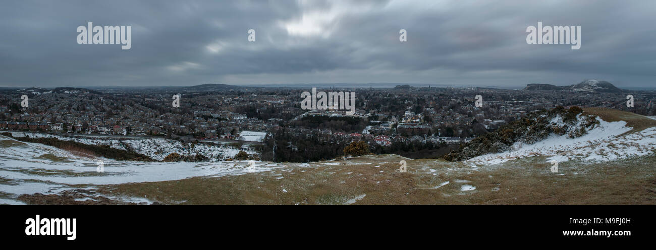 Una vista dall'alto sopra di Edimburgo in mezza luce con il Castello di Edimburgo e King Arthur' Seat in background Foto Stock