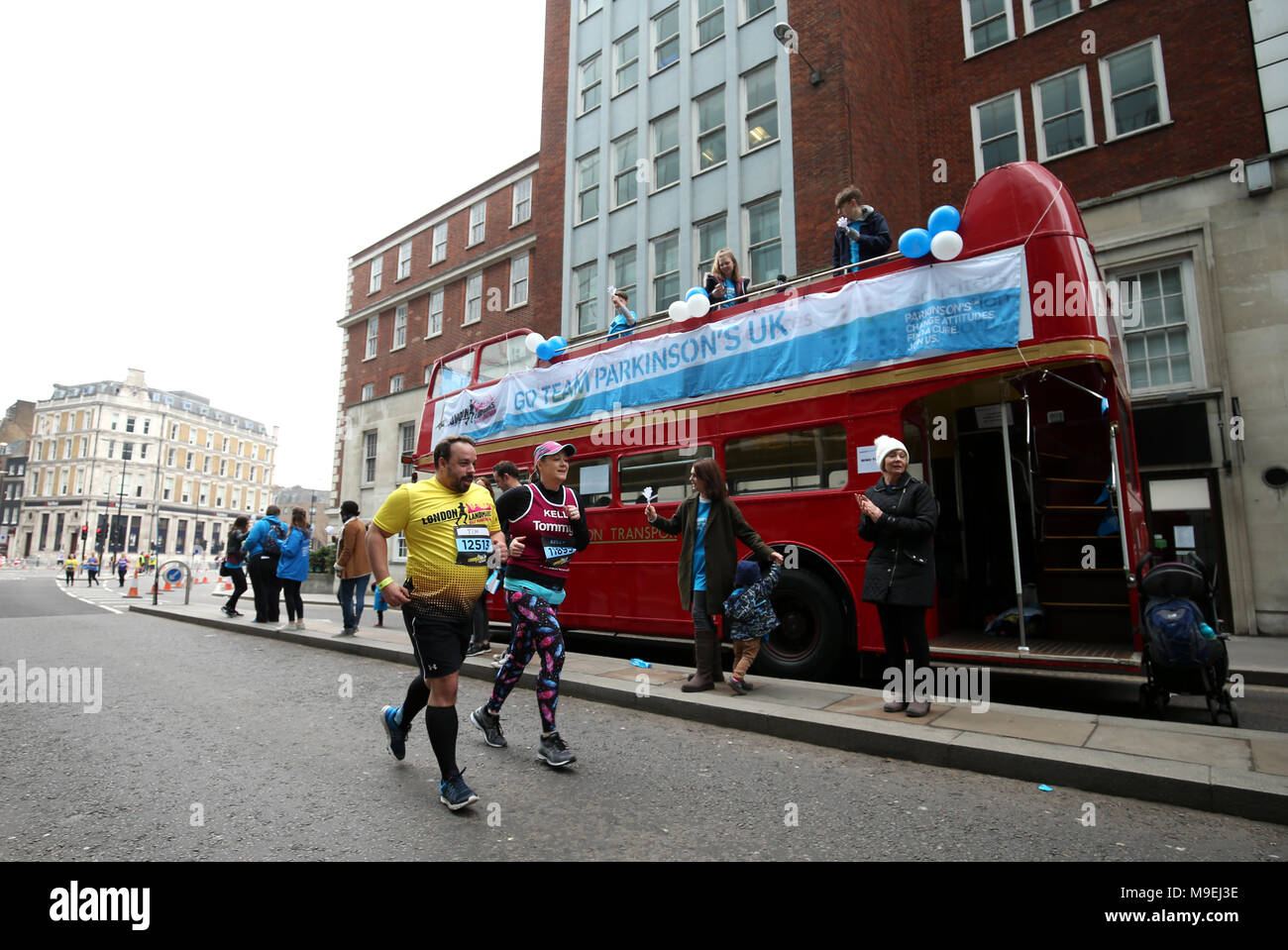 Il morbo di Parkinson deputati britannici allietare su guide di scorrimento durante il 2018 Londra - Mezza Maratona. Foto Stock