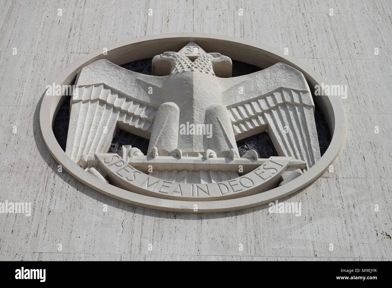 Decorazioni e simboli sulle pareti esterne del Rito Scozzese tempio massonico, progettato da Millard Fogli, Los Angeles, Stati Uniti d'America Foto Stock