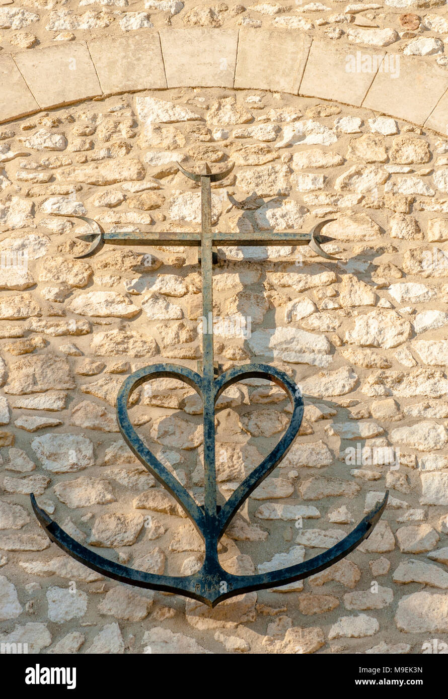 Ancorate il cuore è un simbolo tipico della regione della Camargue nel sud della Francia e si trova spesso in particolare sulle pareti della chiesa. Foto Stock