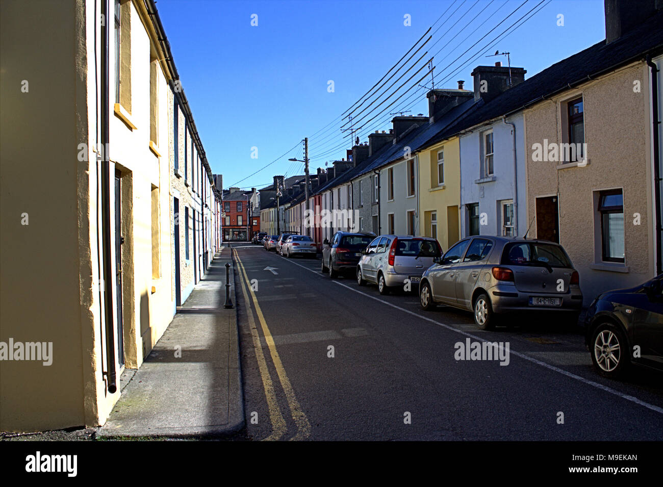 Colorate case a schiera a Skibbereen, Irlanda una popolare meta di vacanza e città turistica in West Cork, Irlanda Foto Stock