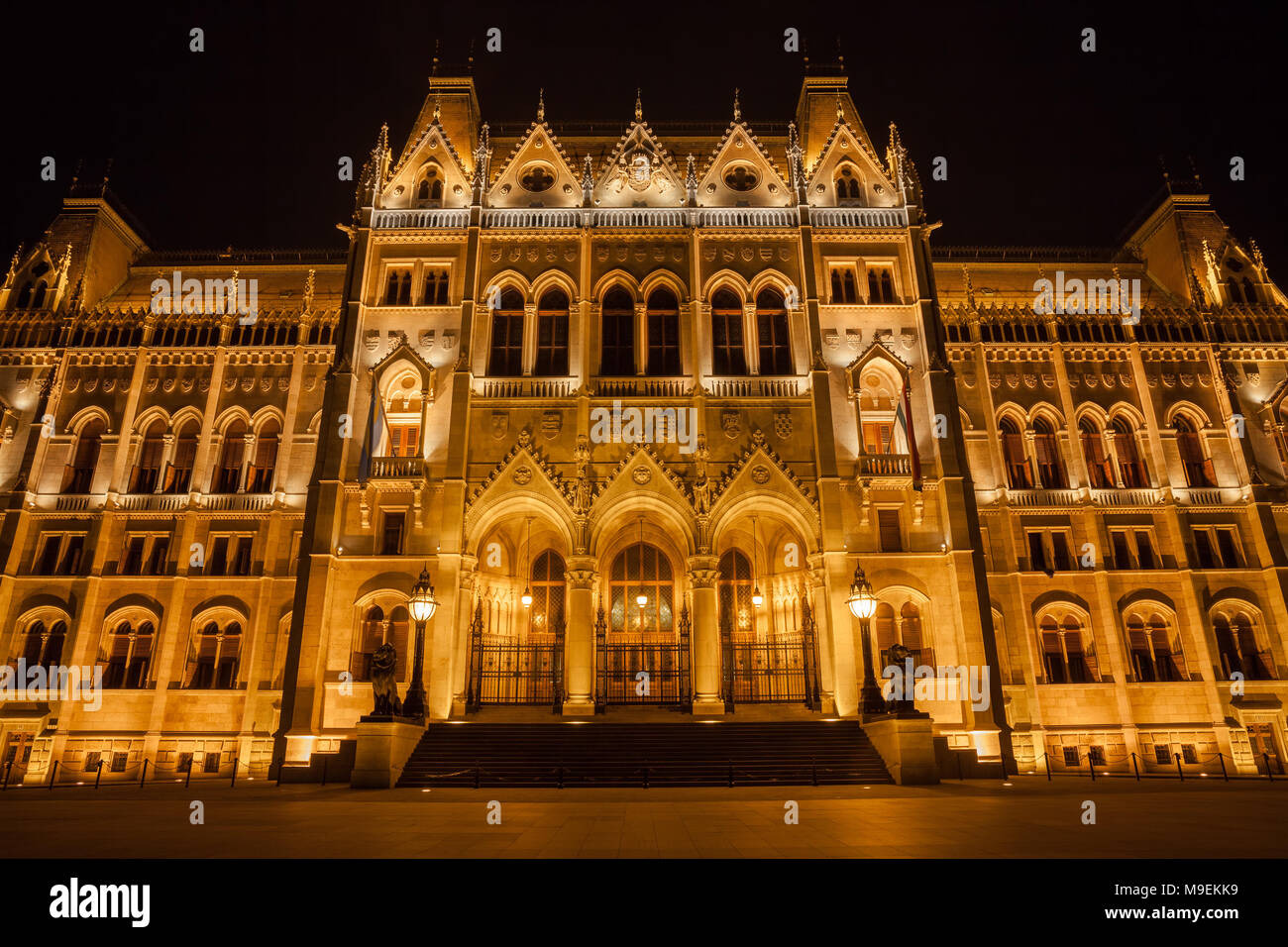 Parlamento ungherese edificio illuminata di notte in Ungheria, gotica in stile Revival Città storica pietra miliare. Foto Stock