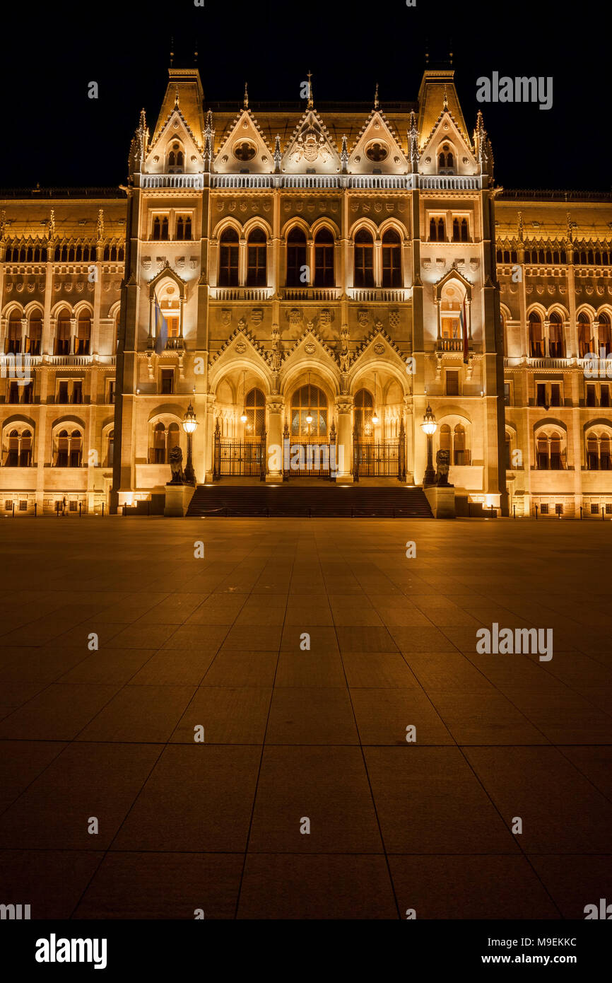 Parlamento ungherese edificio illuminata di notte in Ungheria, vista da Kossuth Lajos Square, architettura revival gotico, storico punto di riferimento della città. Foto Stock