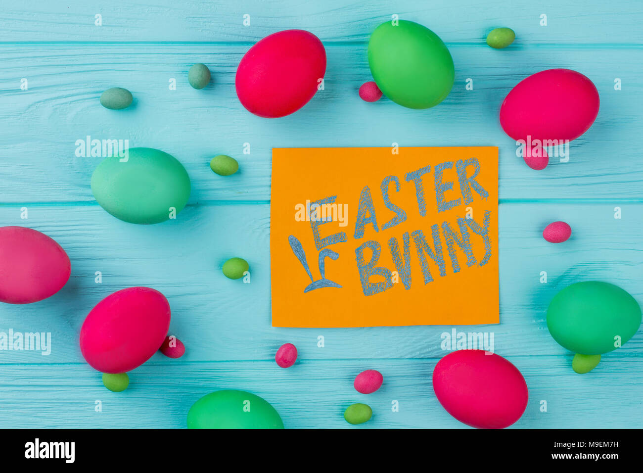 Coniglietto di pasqua testo tinto e uova. Tinti a mano le uova di Pasqua di blu su sfondo di texture. Simboli pasquali e tradizioni. Foto Stock
