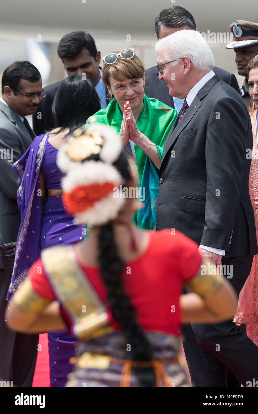 Il 25 marzo 2018, India Chennai: Presidente tedesco Frank-Walter Steinmeier (r) e sua moglie Elke Buedenbender arrivano all'aeroporto di Chennai. Steinmeier e sua moglie sono su un periodo di cinque giorni di visita di Stato in India. Foto: Bernd von Jutrczenka/dpa Foto Stock