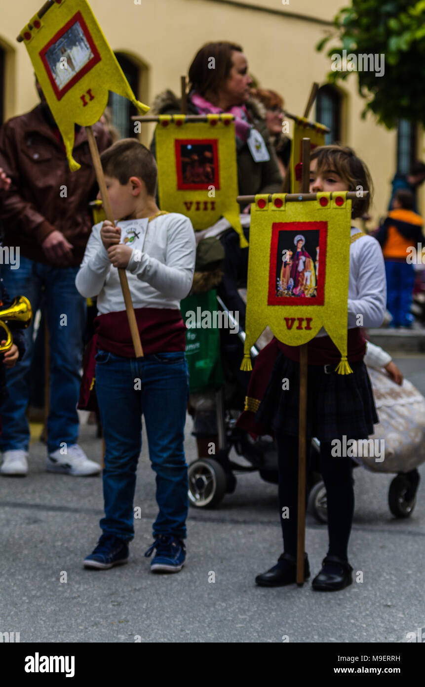 La processione dei bambini di iniziare la settimana santa. Bambini in processione le piattaforme di usura con immagini di santi. Tradizionale festa della Cattolica vacanze in Andalusia. Credito: q77foto/Alamy Live News Credito: q77foto/Alamy Live News Credito: q77foto/Alamy Live News Foto Stock