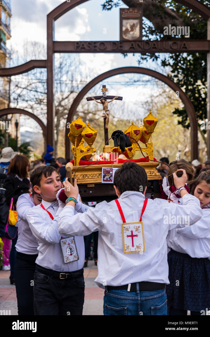 La processione dei bambini di iniziare la settimana santa. Bambini in processione le piattaforme di usura con immagini di santi. Tradizionale festa della Cattolica vacanze in Andalusia. Credito: q77foto/Alamy Live News Credito: q77foto/Alamy Live News Credito: q77foto/Alamy Live News Foto Stock