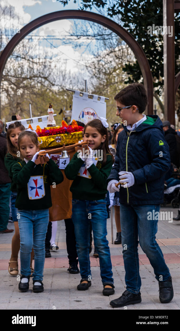 La processione dei bambini di iniziare la settimana santa. Bambini in processione le piattaforme di usura con immagini di santi. Tradizionale festa della Cattolica vacanze in Andalusia. Credito: q77foto/Alamy Live News Credito: q77foto/Alamy Live News Credito: q77foto/Alamy Live News Foto Stock