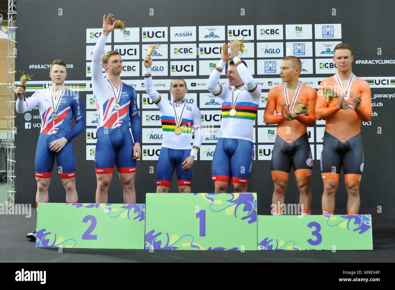 Rio De Janeiro, Brasile. 24 Mar, 2018. Cerimonia di premiazione del 1Km contro la categoria B, che era stato sconfitto dal britannico Neil Fachie e Matteo Rotherham (driver), seguita dalla British James palla e Peter Mitchell (conducente) e al terzo posto da parte dell'Olandese Tristan Bangma e Patrick Bos (pilota), in occasione dei Mondiali di parapendio tenutasi presso il velluto Olimpico nel fiume Rio de Janeiro, RJ, il Sabato (24) Credito: Nayra Halm/FotoArena/Alamy Live News Foto Stock