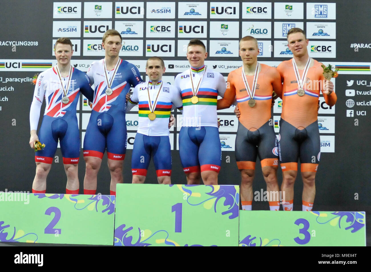 Rio De Janeiro, Brasile. 24 Mar, 2018. Cerimonia di premiazione del 1Km contro la categoria B, che era stato sconfitto dal britannico Neil Fachie e Matteo Rotherham (driver), seguita dalla British James palla e Peter Mitchell (conducente) e al terzo posto da parte dell'Olandese Tristan Bangma e Patrick Bos (pilota), in occasione dei Mondiali di parapendio tenutasi presso il velluto Olimpico nel fiume Rio de Janeiro, RJ, il Sabato (24) Credito: Nayra Halm/FotoArena/Alamy Live News Foto Stock