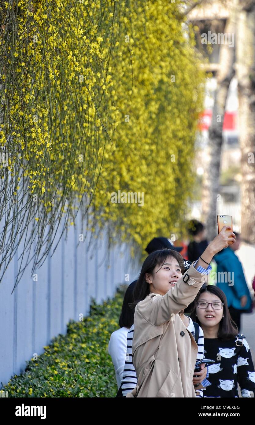 Pechino, Cina. 25 Mar, 2018. I turisti posano per una selfie a Pechino la Dinastia Ming (1368-1644) City Wall reliquie Park di Pechino, capitale della Cina, 25 marzo 2018. Credito: Li Xin/Xinhua/Alamy Live News Foto Stock