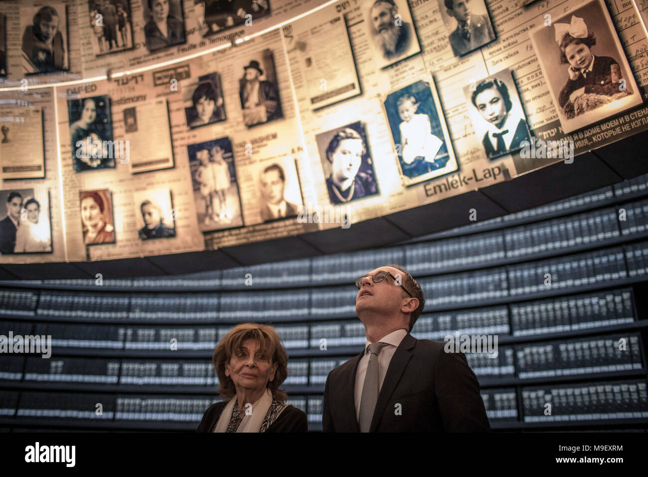 Gerusalemme, Israele, 25 Mar 2018. Il Ministro degli esteri tedesco Heiko Maas guarda le foto di ebrei uccisi durante la Shoah nella Sala dei Nomi a Yad Vashem Holocaust Museum in Gerusalemme, 25 marzo 2018. Maas è su una due giorni per la visita in Israele e la Cisgiordania. Foto: Ilia Yefimovich/dpa Foto Stock