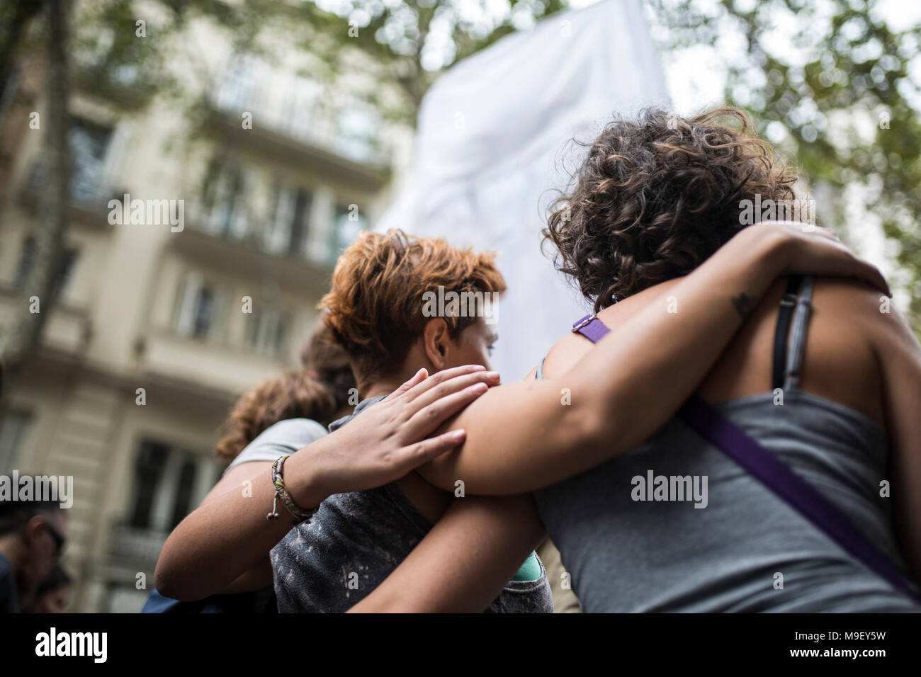 24 marzo 2018, Argentina Buenos Aires: due donne abbracciano a una protesta. 42 anni dopo l'ultimo colpo di stato militare, i figli e i nipoti dei torturatori del ex dittatura miliare marzo il 'Giorno del Ricordo" per protestare contro la riduzione delle pene per i loro precedenti penali i membri della famiglia. Foto: Nicolas Villalobos/dpa Foto Stock