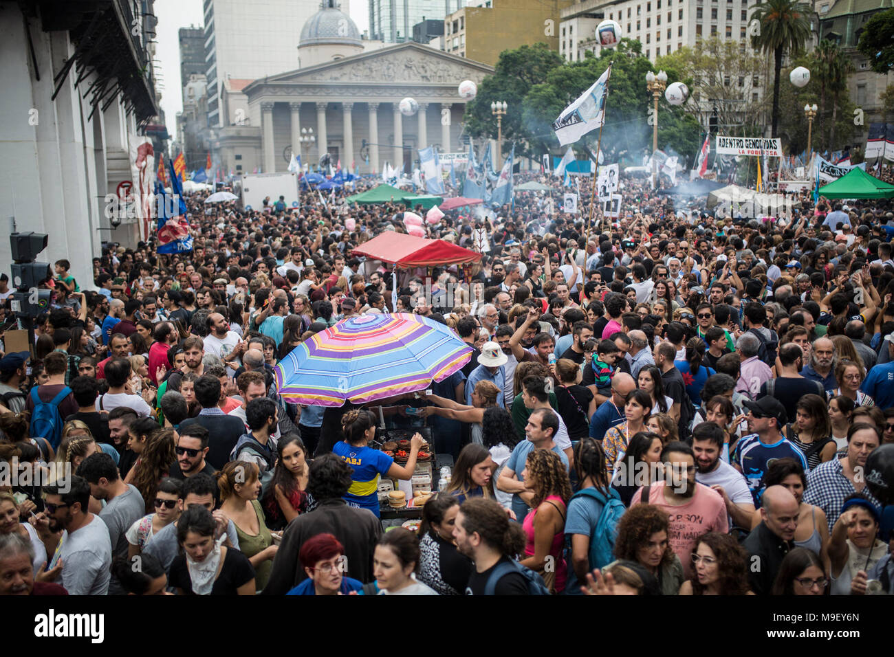 24 marzo 2018, Argentina Buenos Aires: una grande folla si raduna presso il 'Giorno della Memoria' rally. 42 anni dopo l'ultimo colpo di stato militare, i figli e i nipoti dei torturatori dell'ex dittatura militare di protesta contro la riduzione delle pene. Foto: Nicolas Villalobos/dpa Foto Stock