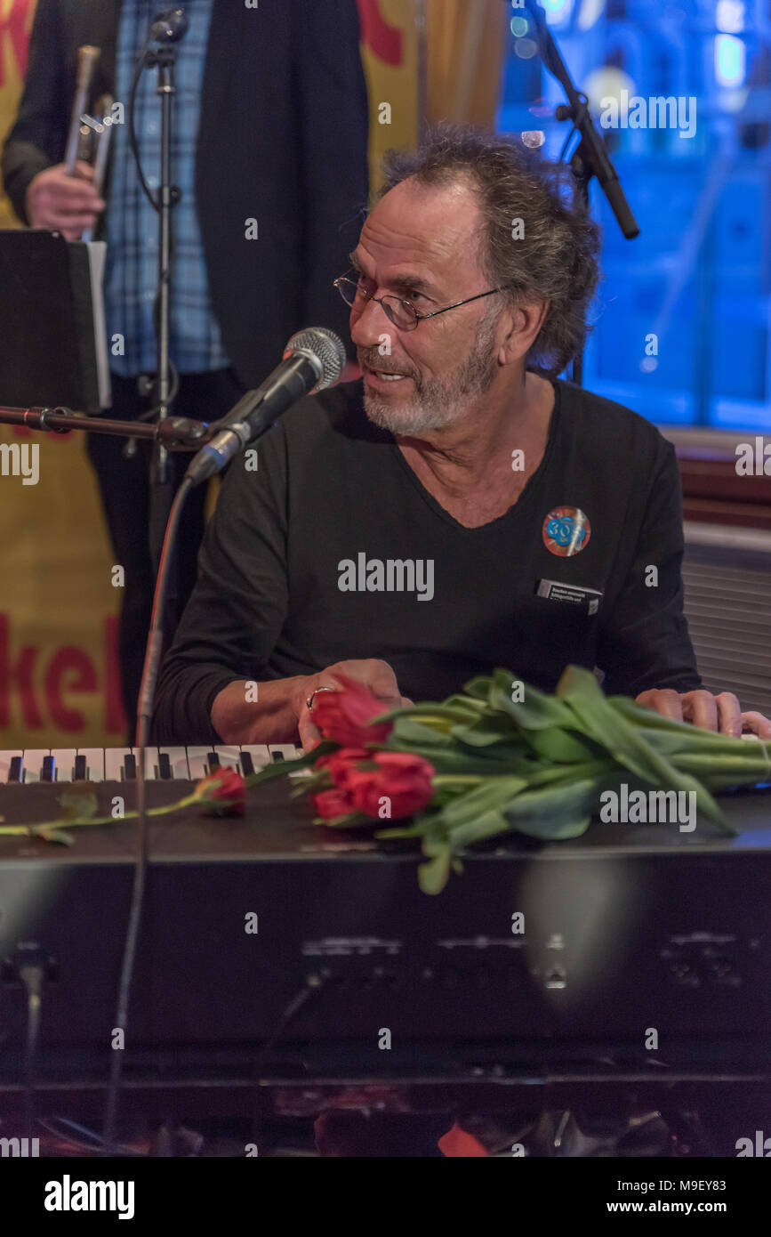 Hugo Egon Balder am tastiera mit roten Tulpen auf der Bühne der Louisiana Star bei der Kultnight der Hamburger Szene blickt nach links Foto Stock