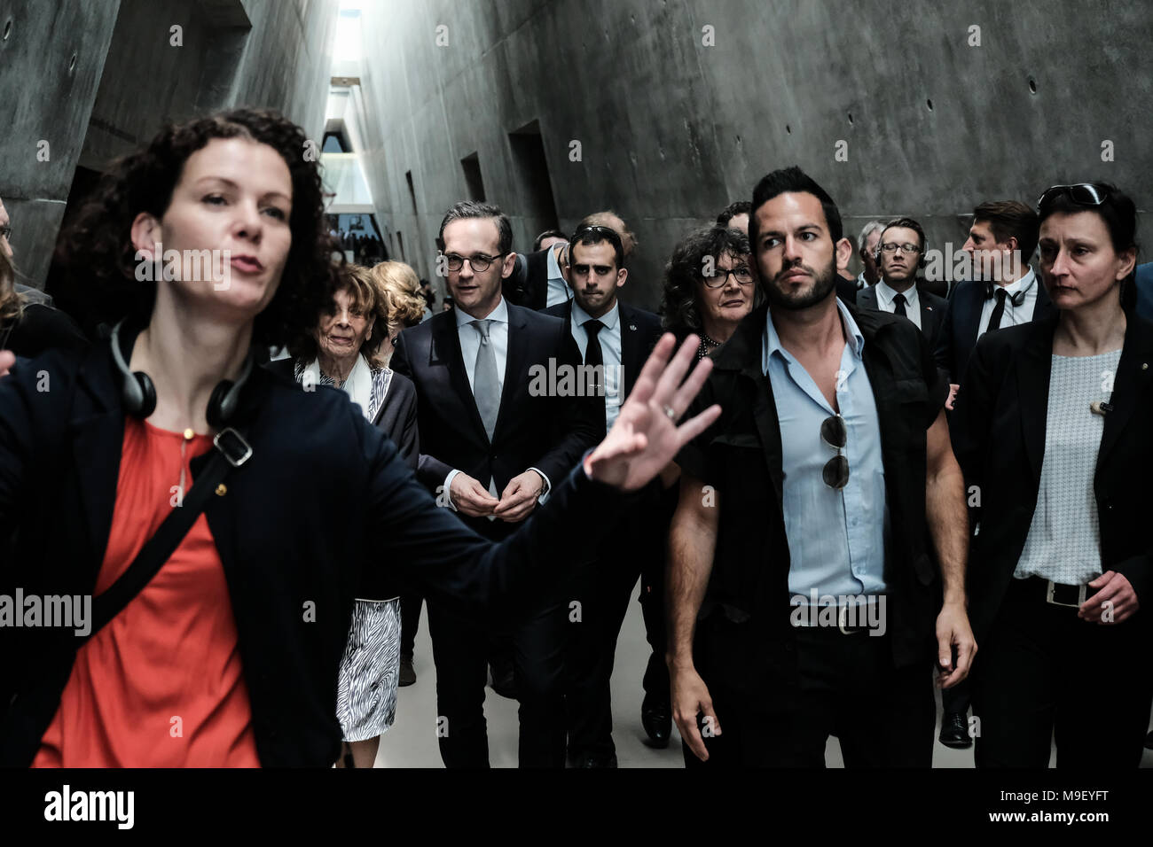Gerusalemme, Israele. 25 marzo, 2018. Il Ministro federale per gli Affari Esteri della Germania, HEIKO MAAS (C), tours lo Yad Vashem Holocaust Museum. Maas ha visitato il museo, ha partecipato ad una cerimonia commemorativa, ha visitato i bambini Memorial e firmato il museo guest book. Credito: Nir Alon/Alamy Live News Foto Stock
