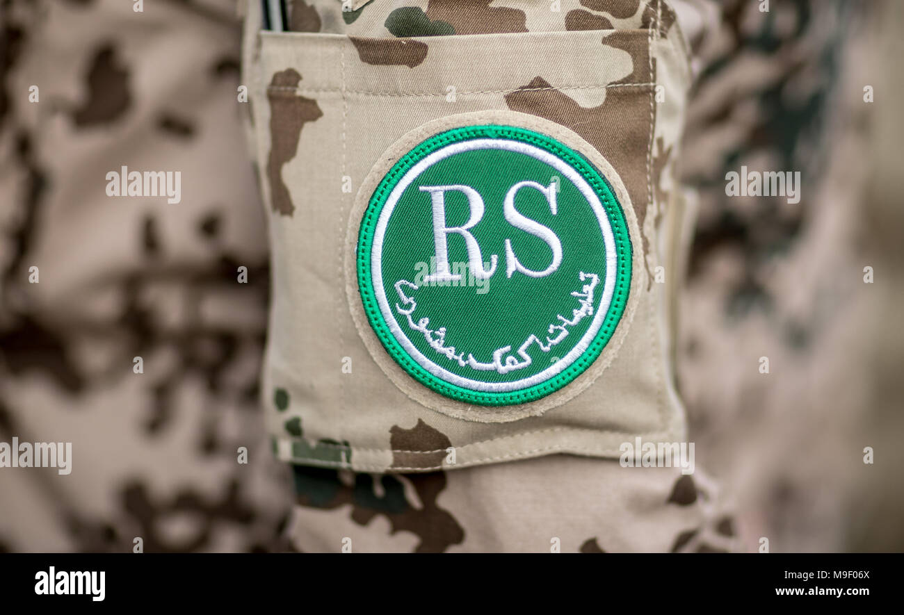 Mazar-i-Sharif, Afghanistan, 25 Mar 2018. Le lettere "R" (corto per il sostegno deciso) sono cuciti in il bracciale di un soldato Bundeswehr è uniforme. Foto: Michael Kappeler/Piscina dpa/dpa Foto Stock