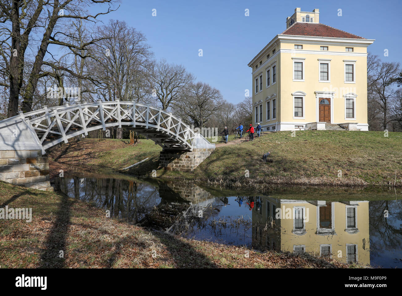 Dessau-Rosslau Germania, 25 Mar 2018. La gente a fare una passeggiata nel parco circostante Luisium Palace. Foto: Jan Woitas/dpa-Zentralbild/dpa Foto Stock