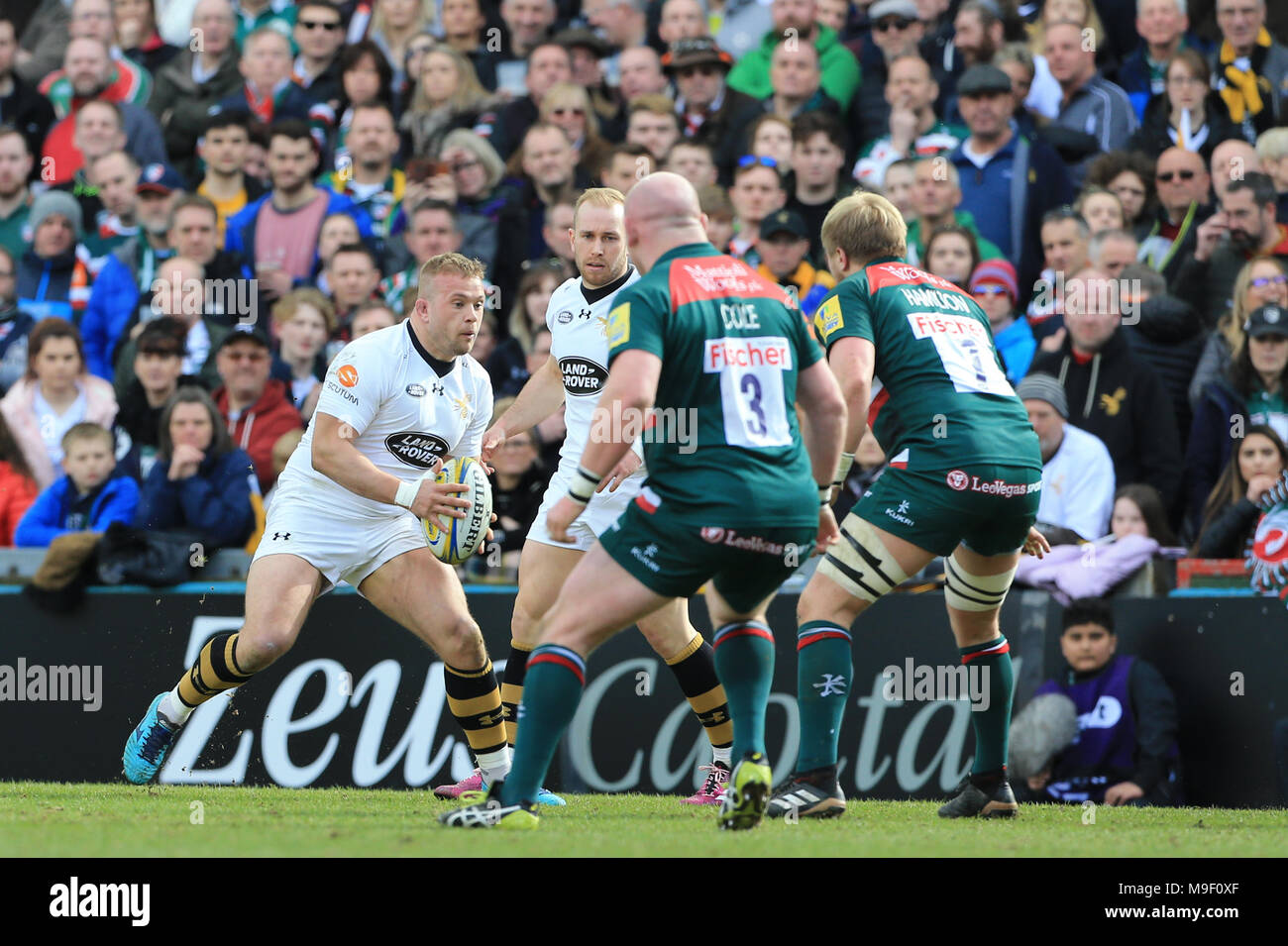 Leicester, Regno Unito, Leicester, Regno Unito, Leicester, Regno Unito, Leicester, Regno Unito, 25 Mar 2018. Aviva Premiership Rugby, Leicester Tigers v vespe; Tom brocca di vespe fa una pausa come Jake Cooper-Woolley di vespe e Simon mcintyre di vespe tentativo di fermare lui Credito: News Immagini/Alamy Live News Foto Stock