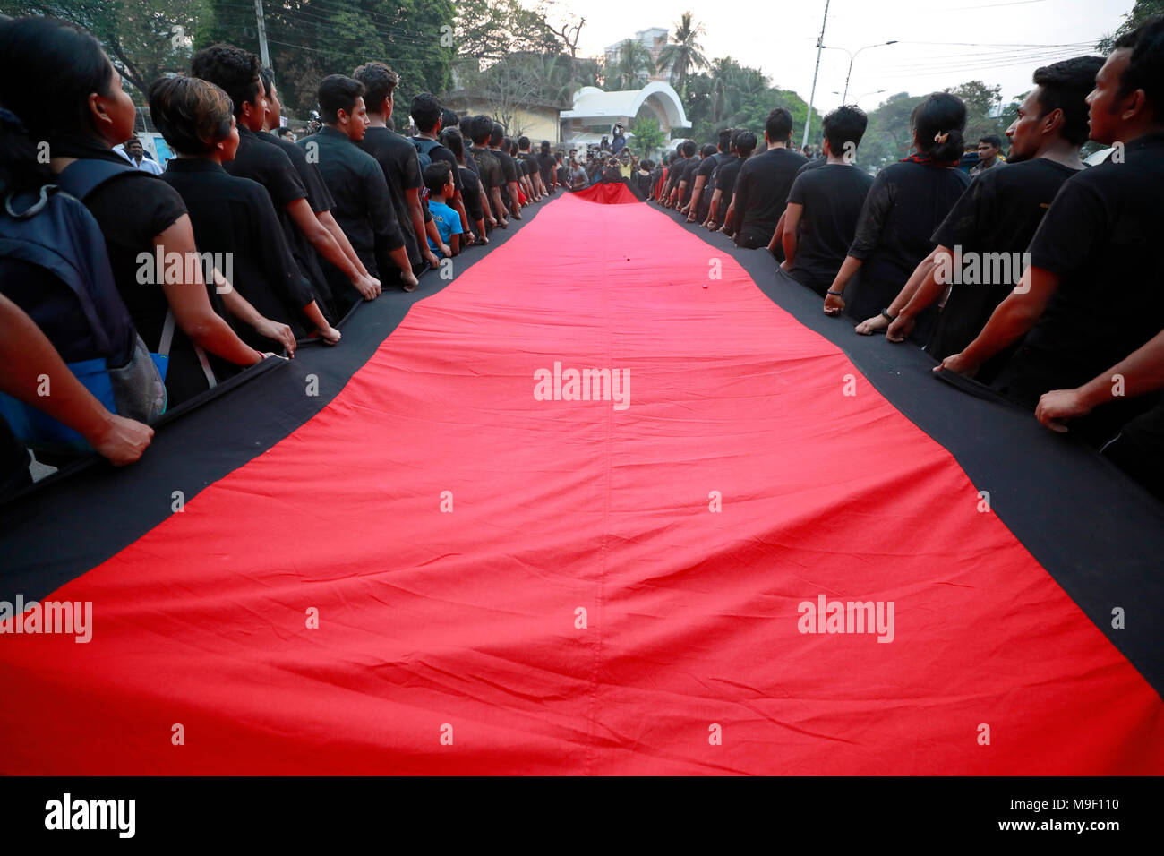 Dacca in Bangladesh - Marzo 25, 2018: 'gruppo teatrale Prachyanat' tiene fuori un corteo rosso a Dhaka campus universitario di domenica in memoria di quanti sono stati uccisi da militari pakistani nel buio di notte di marzo 25, 1971. Credito: SK Hasan Ali/Alamy Live News Credito: SK Hasan Ali/Alamy Live News Foto Stock