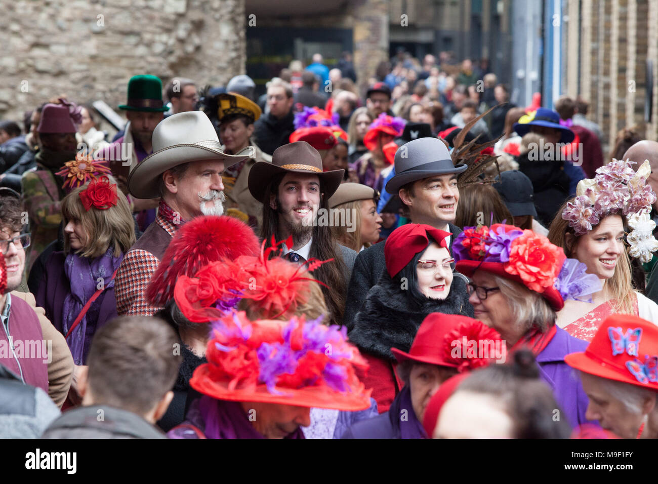 Londra, UK, 25 Mar 2018. I partecipanti nel cappello a piedi per Londra Hat settimana, compresi molti milliners che avevano fatto i propri cappelli, camminava lungo la riva sud dalla Tate Modern a City Hall. Credito: Anna Watson/Alamy Live News Foto Stock