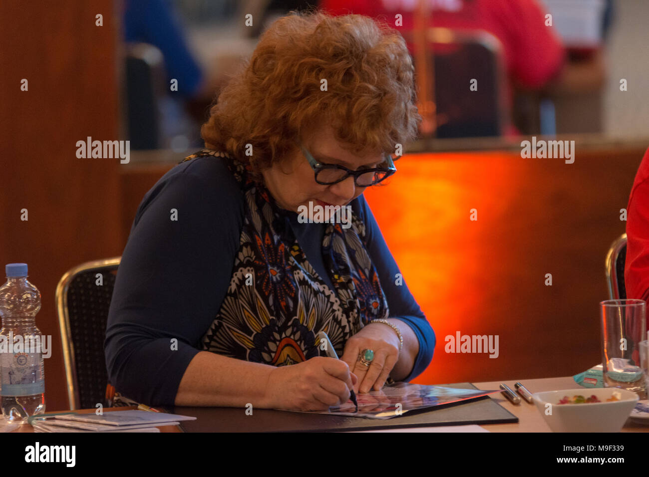 Bonn, Germania, 24 Mar 2018. L'attrice Beverly Elliott (una volta, Harpers Island, isola di speranza , Regno Ospedale) firma autografi a MagicCon 2018, una tre-giorni di fantasia e mistero convenzione della ventola. Credito: Markus Wissmann/Alamy Live News Foto Stock