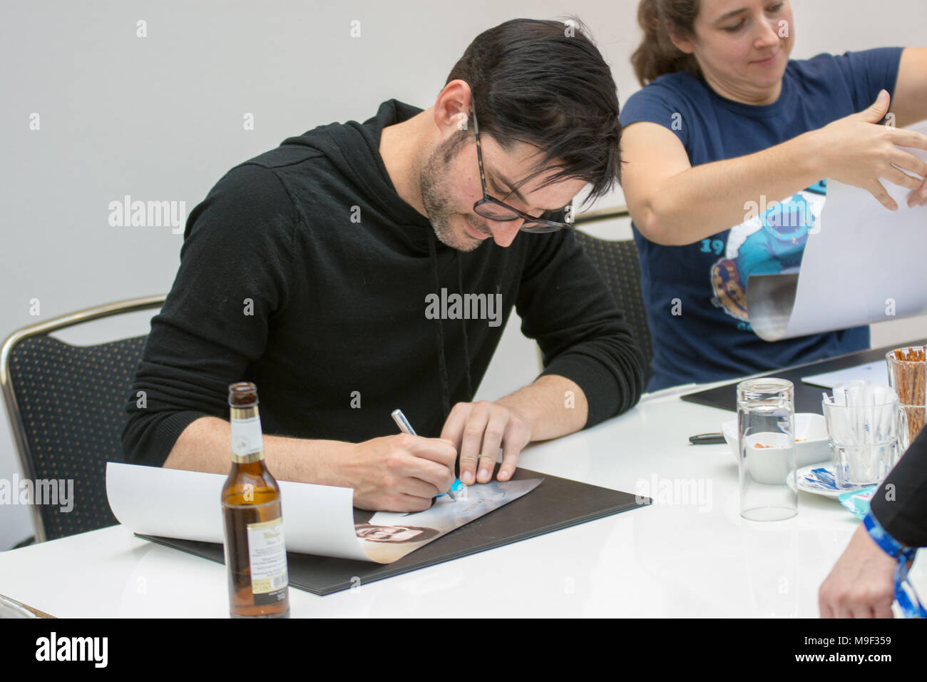 Bonn, Germania, 24 Mar 2018. Attore Tom Ellis (Lucifero) firma autografi a MagicCon, una tre-giorni (23-25 marzo 2018) fantasia & mistero convenzione della ventola. Credito: Markus Wissmann/Alamy Live News Foto Stock