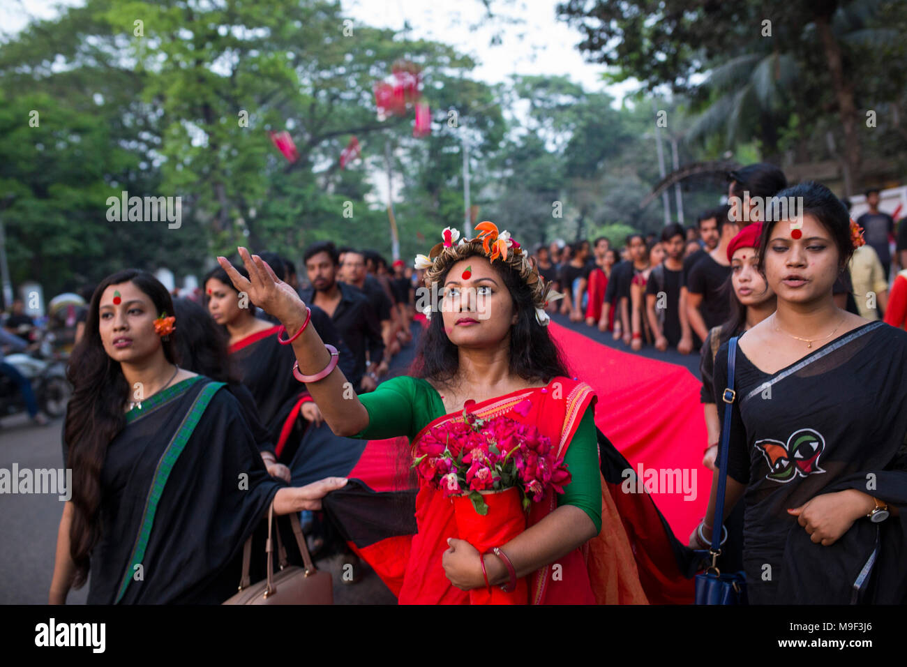 Dacca, Bangladesh, 25 Mar 2018. Prachyanat scuola di recitazione e Design estrarre una processione Lal Jatra (rosso processione), per ricordare rendendo il genocidio dall esercito pakistano su Marzo 25, 1971 a Dhaka, nel Bangladesh il 25 marzo 2018. In questa notte di nero nella storia nazionale, i militari pakistani righelli lanciato ''Operazione Searchlight'' uccisione di alcune migliaia di persone in quella notte di repressione da soli. Come parte dell'operazione, serbatoi laminati fuori di Dhaka cantonment e una città del sonno svegliato da i sonagli di spari come i militari pakistani hanno attaccato i saloni all università di Dhaka, quindi il Pakistan Orientale Rif Foto Stock