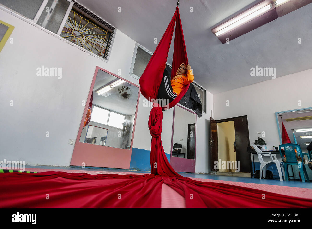 La striscia di Gaza City, nella Striscia di Gaza. 25 Mar, 2018. Una ragazza palestinese pratiche contorsione antenna in corrispondenza di un centro di insegnamento abilità acrobatiche di Gaza City, nella Striscia di Gaza, 25 marzo 2018. Credito: Mohammed Talatene/dpa/Alamy Live News Foto Stock