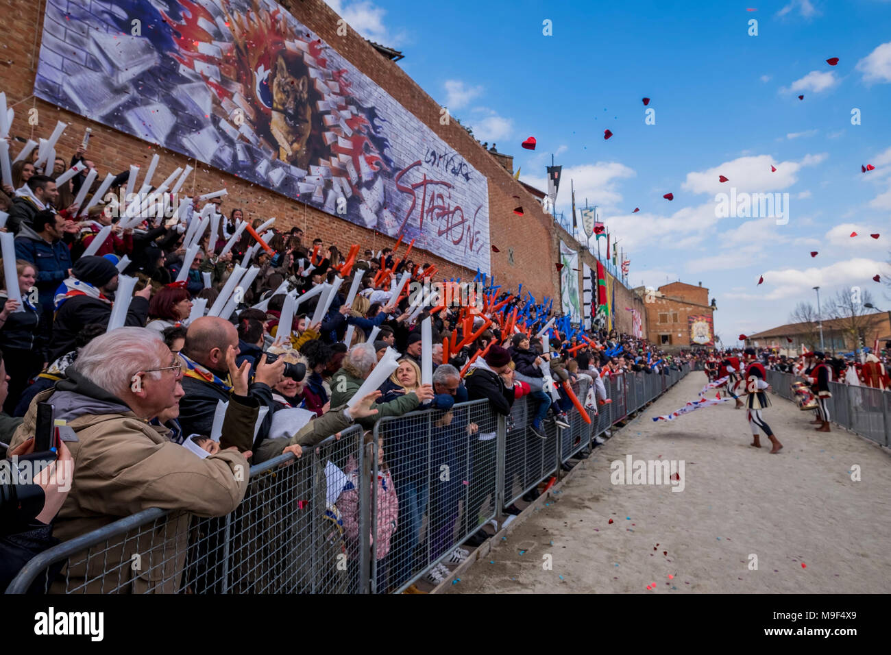 Torrita di Siena, Italia, 25 marzo 2018. gli spettatori attendono la partenza del Palio degli asini il 25 marzo 2018 a Torrita di Siena,La sessantaduesima edizione del Palio dei Somari (asino gara) ha avuto luogo a Torrita di Siena, dal 17 al 25 di marzo. © Stefano Mazzola / risveglio / Alamy News Foto Stock