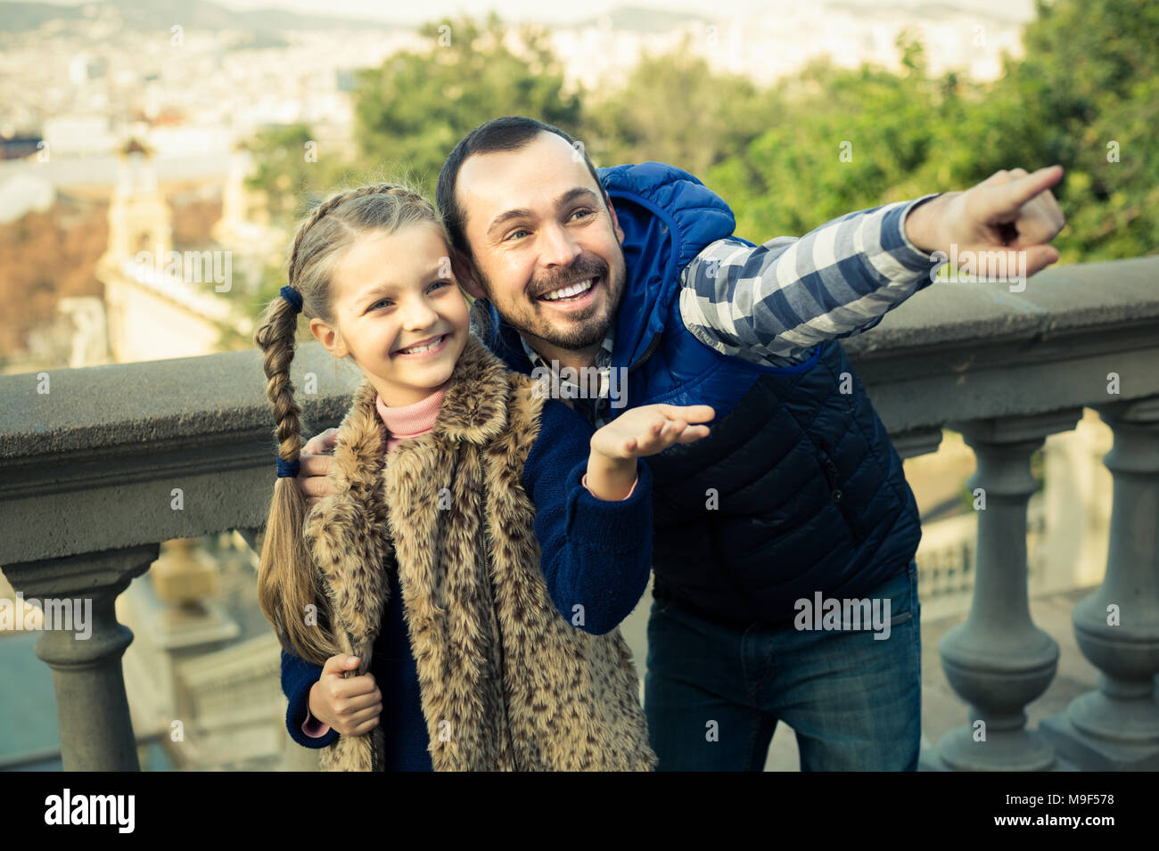 Sorridente padre e figlia guardando a vista durante il tour Foto Stock