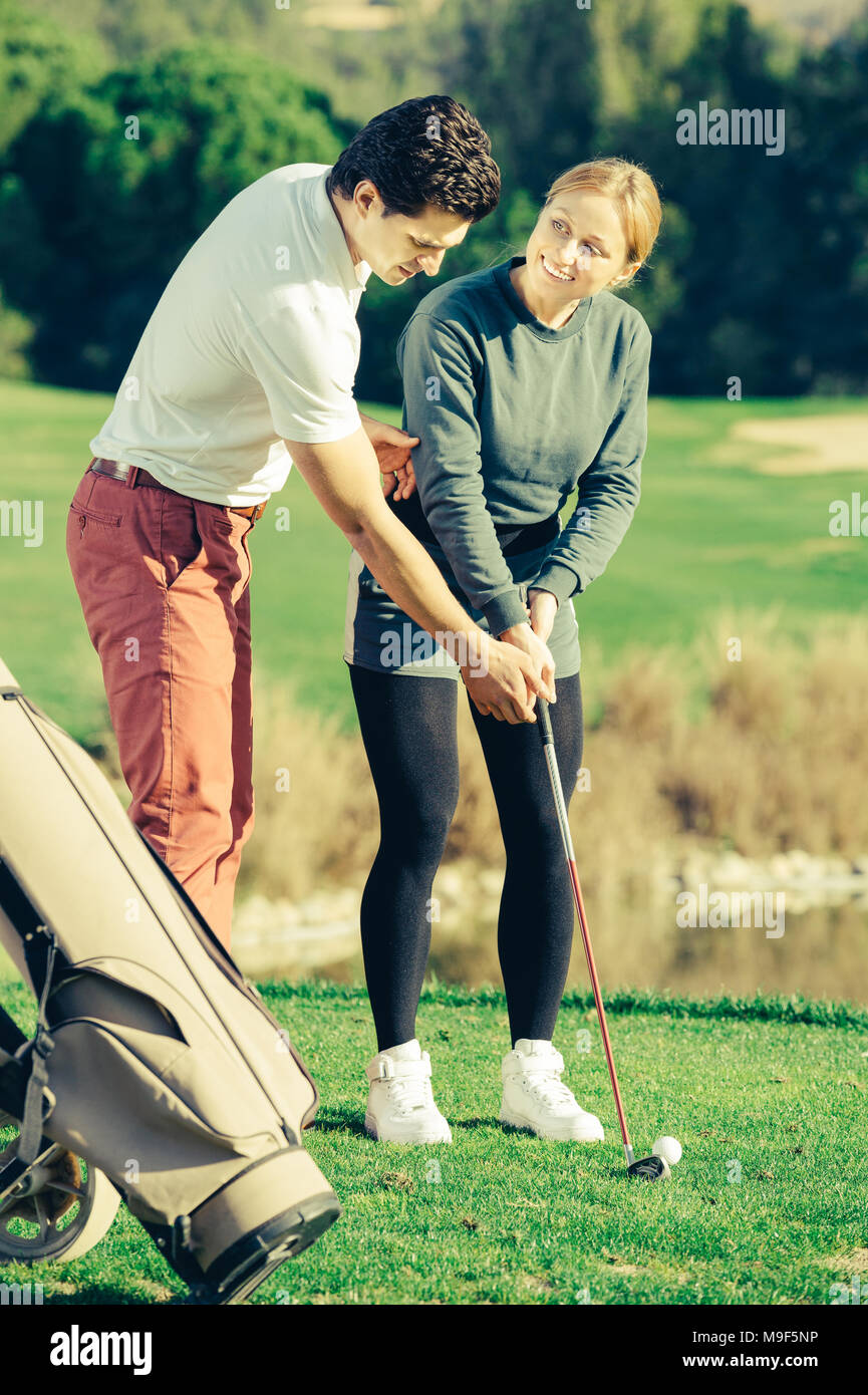 Lettino da golf è la formazione ragazza a giocare a golf e colpire la sfera correttamente. Foto Stock