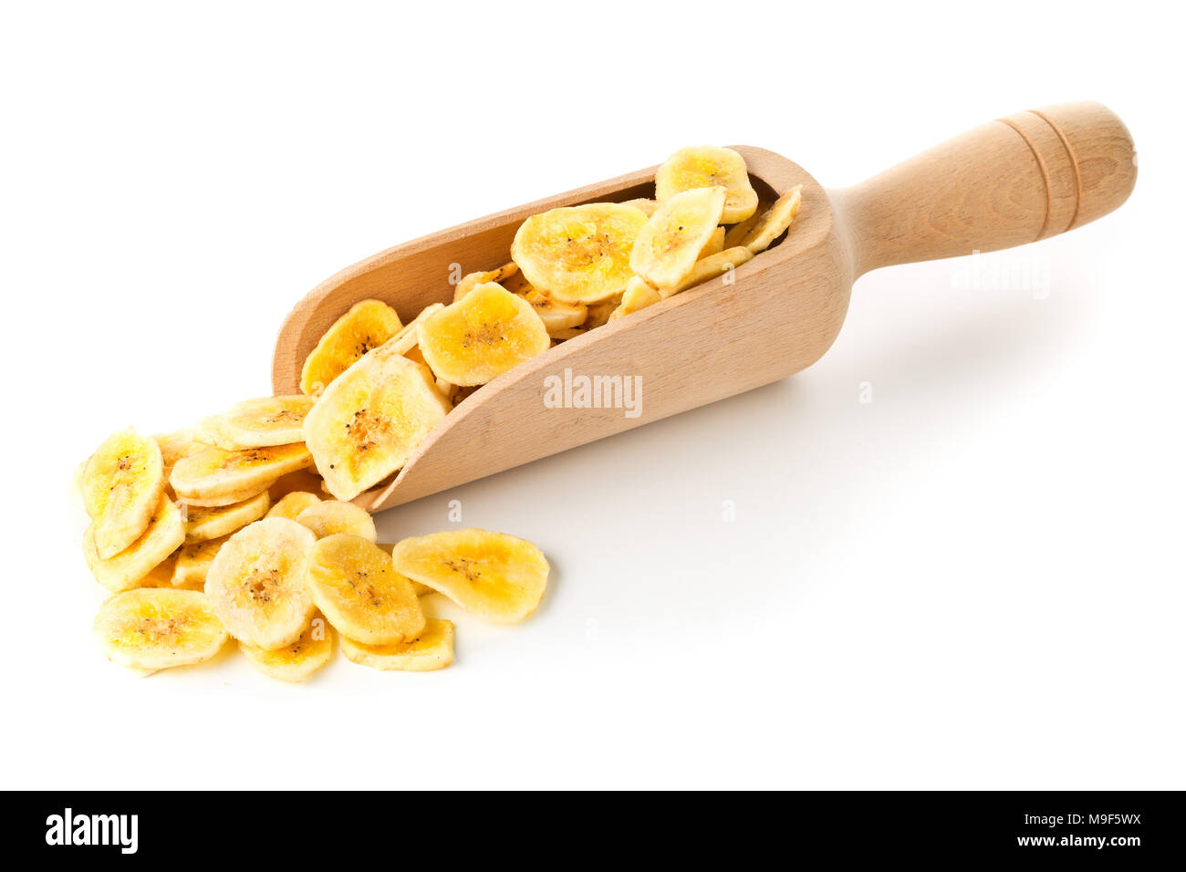 Cumulo di Banane essiccate chips snack nel convogliatore di legno o cucchiaio su sfondo bianco Foto Stock