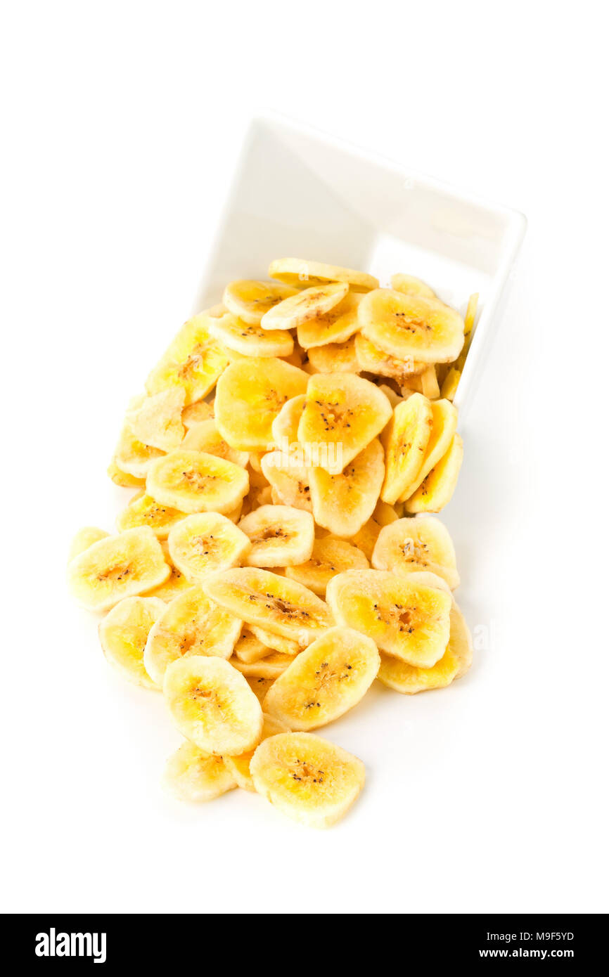 Cumulo di Banane essiccate chips snack nella ciotola bianco su sfondo bianco Foto Stock