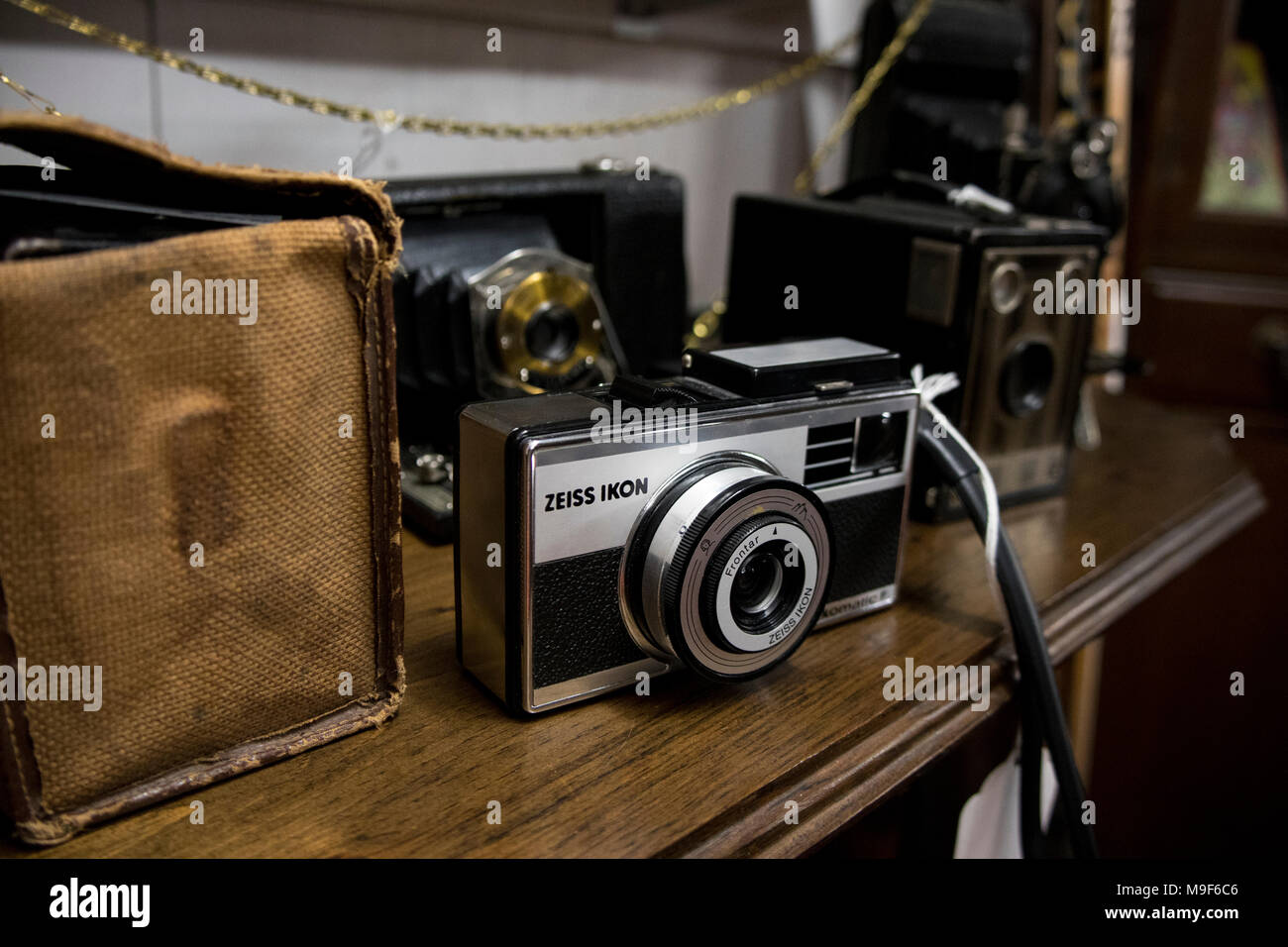 Le fotocamere antiche nel negozio di antiquariato Foto Stock